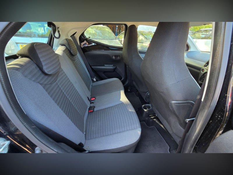TOYOTA AYGO 1.0 VVT I X PLAY EURO 6 5DR 7,685 66 2 KEYS...